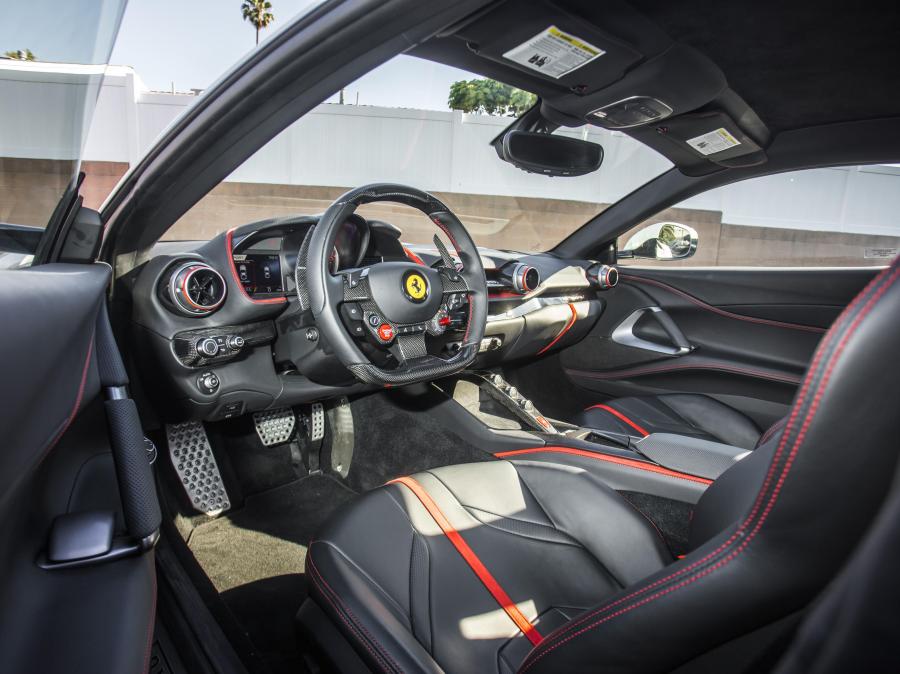 Интерьер Ferrari 812 Superfast 2017 года  (NA) (фото 8 из 23)